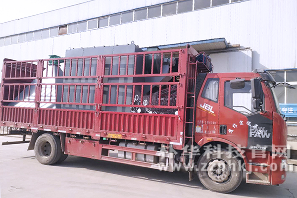 貨車載著除塵設(shè)備使出車間大門